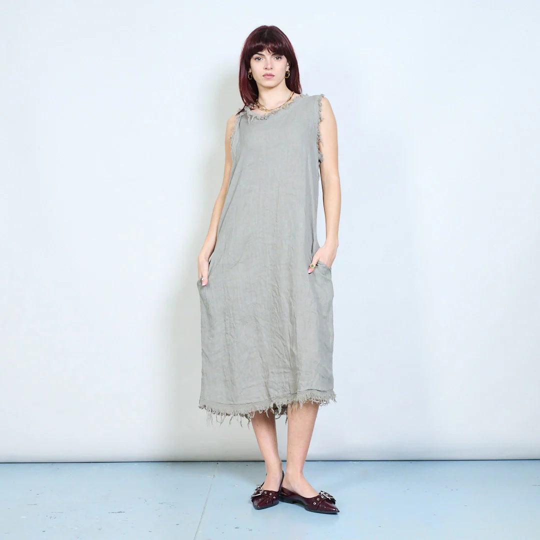 Abito midi smanicato in lino con bordi sfrangiati e tasche