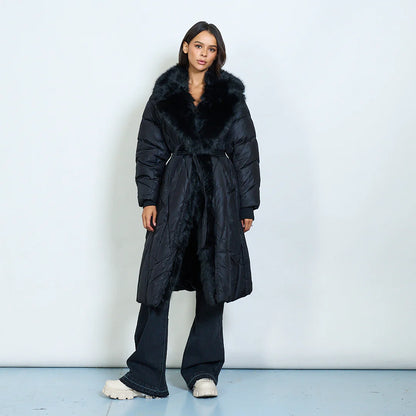 Piumino lungo donna con cintura e colletto in pelliccia – Sunnyday