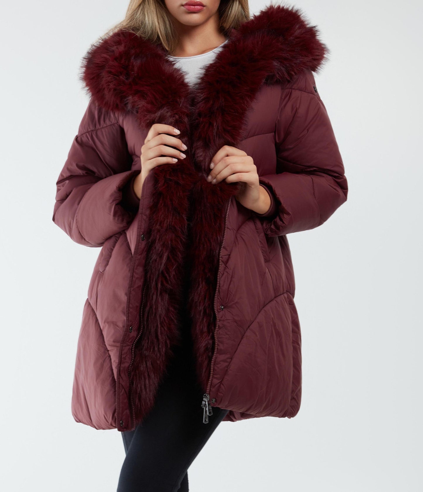Giubbotto invernale elegante con maxi pelliccia in poliestere imbottito stile raffinato e confortevole per look casual chic