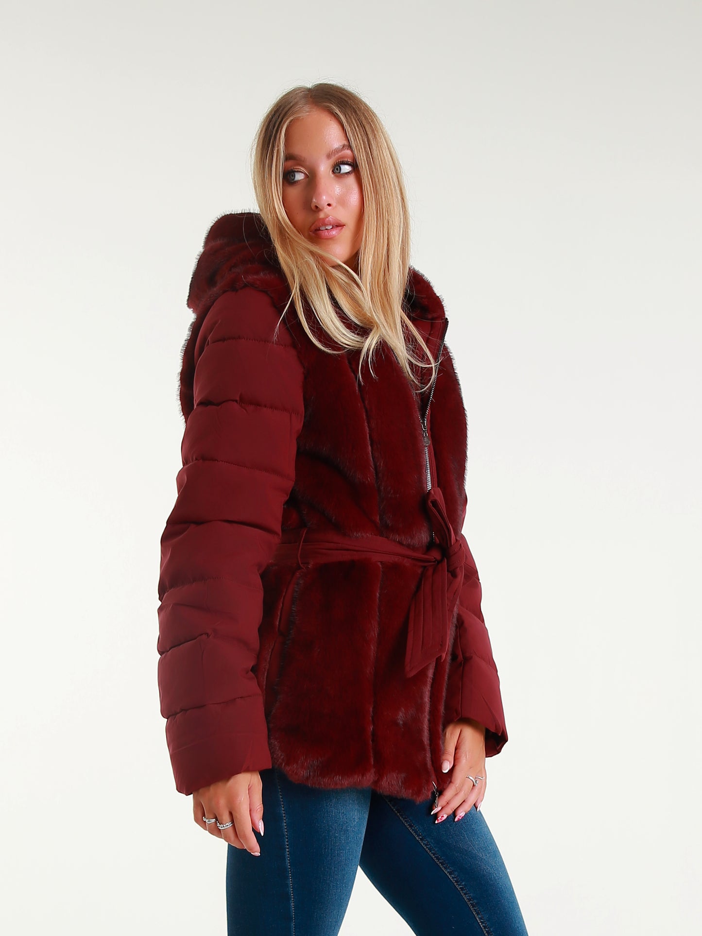 Giacca Imbottita con Cappuccio in Pelliccia Sintetica  Cintura in Vita Stile Elegante Invernale per Donna