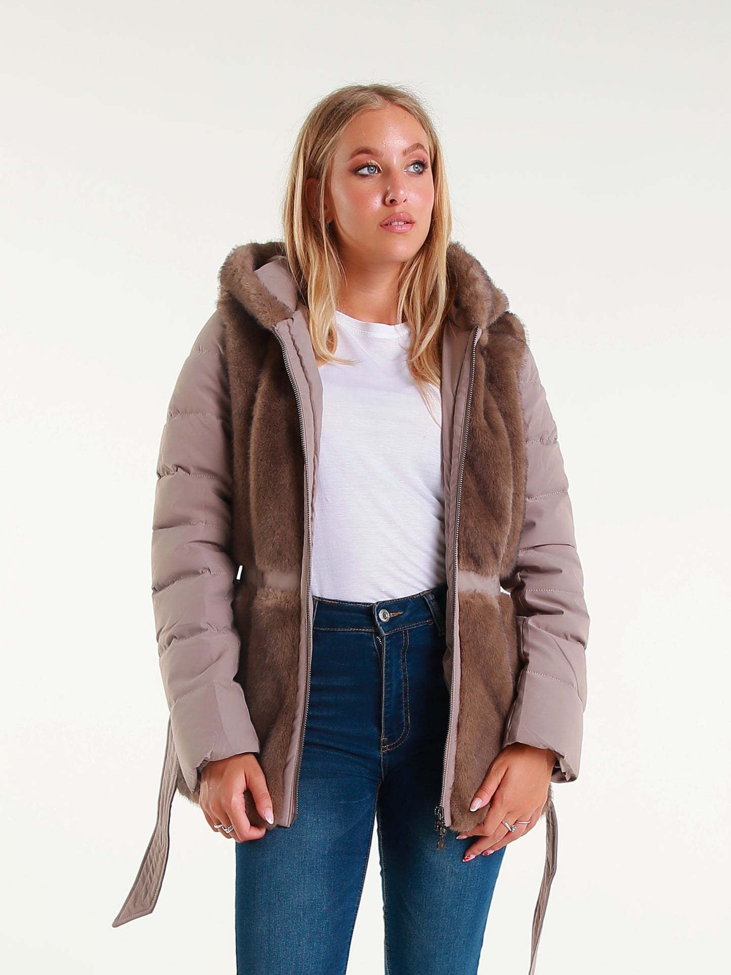 Giacca Imbottita con Cappuccio in Pelliccia Sintetica  Cintura in Vita Stile Elegante Invernale per Donna