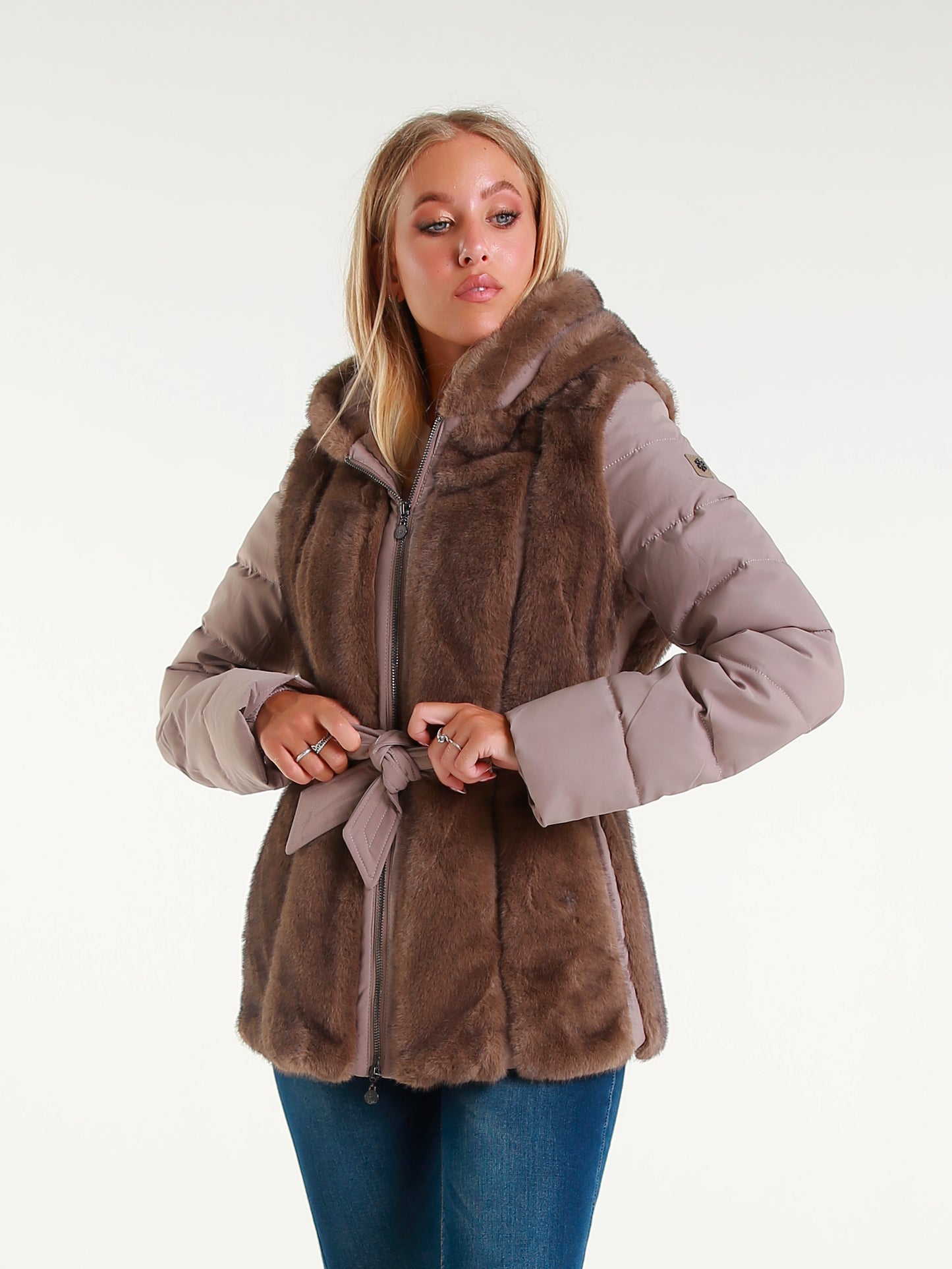Giacca Imbottita con Cappuccio in Pelliccia Sintetica  Cintura in Vita Stile Elegante Invernale per Donna