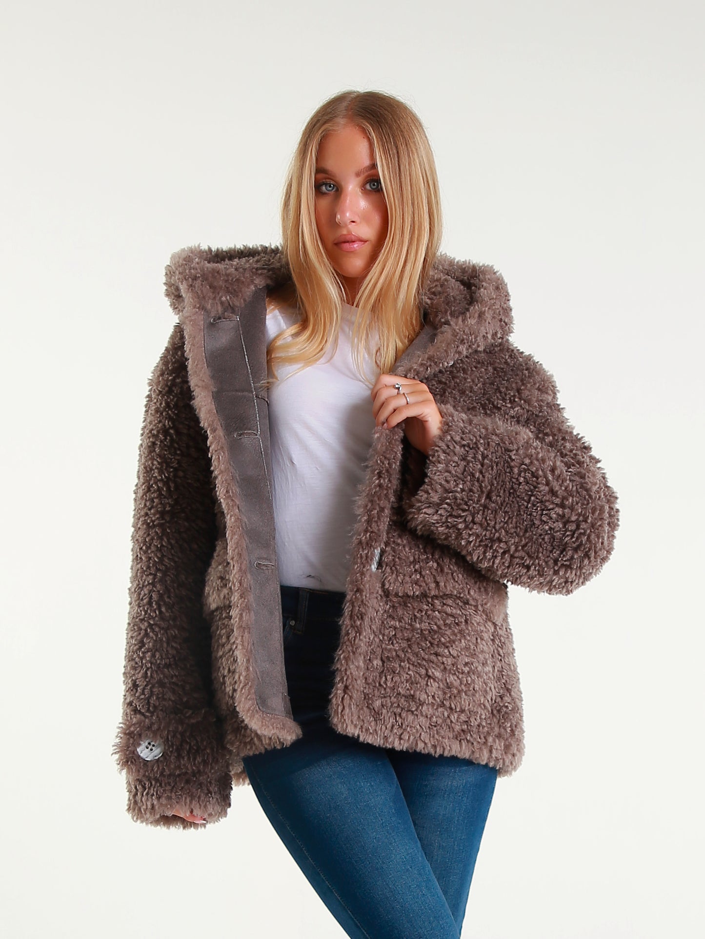 Giaccone Teddy in Peluche Effetto Avvolgente con Cappuccio e Bottoni Oversize Stile Casual Inverno 100% Poliestere Comfort e Versatilità