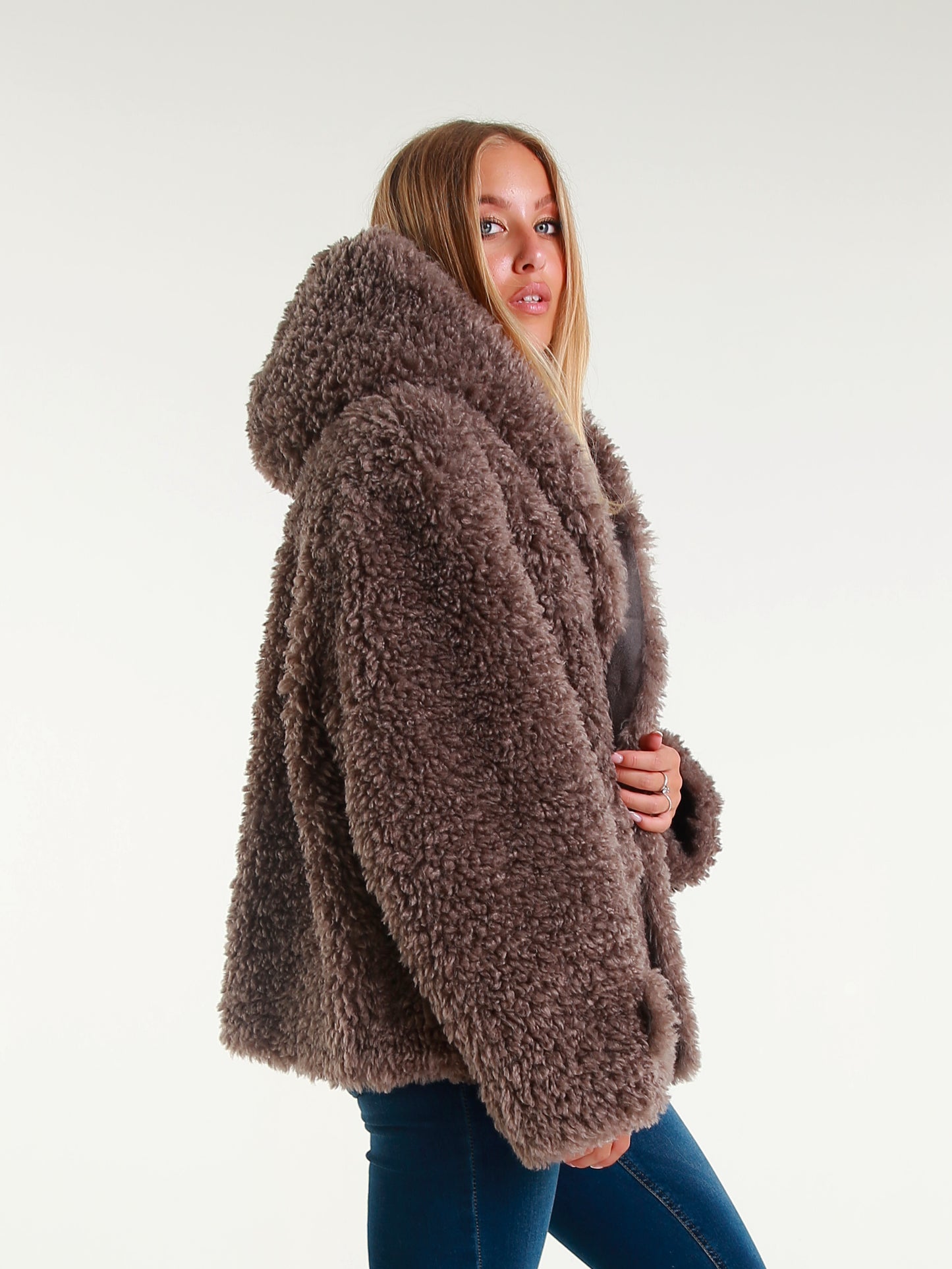 Giaccone Teddy in Peluche Effetto Avvolgente con Cappuccio e Bottoni Oversize Stile Casual Inverno 100% Poliestere Comfort e Versatilità