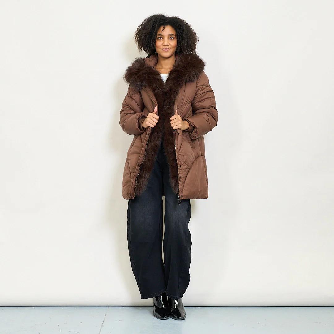 Giubbotto invernale elegante con maxi pelliccia in poliestere imbottito stile raffinato e confortevole per look casual chic