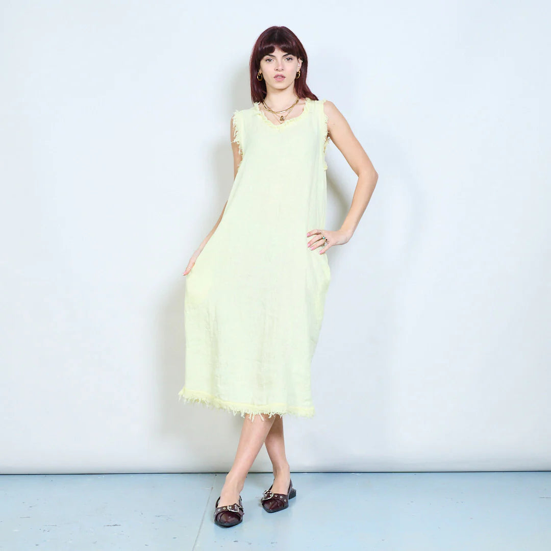 Abito midi smanicato in lino con bordi sfrangiati e tasche