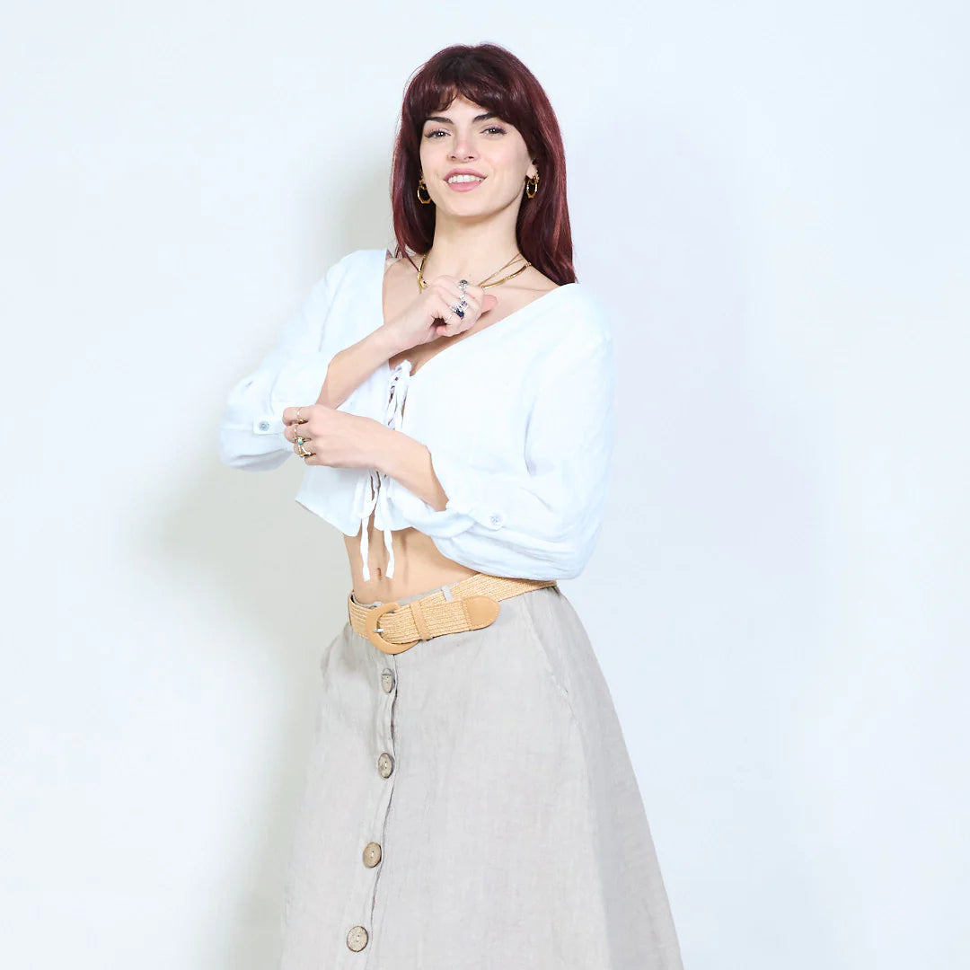 Blusa corta con scollo a V e chiusura con laccetti