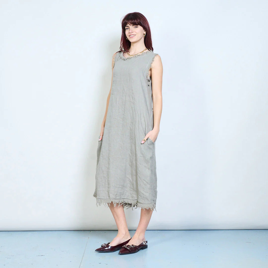 Abito midi smanicato in lino con bordi sfrangiati e tasche