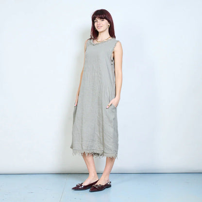Abito midi smanicato in lino con bordi sfrangiati e tasche
