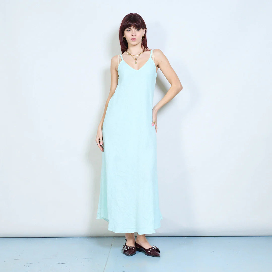 Abito lungo con spalline sottili e scollo a V