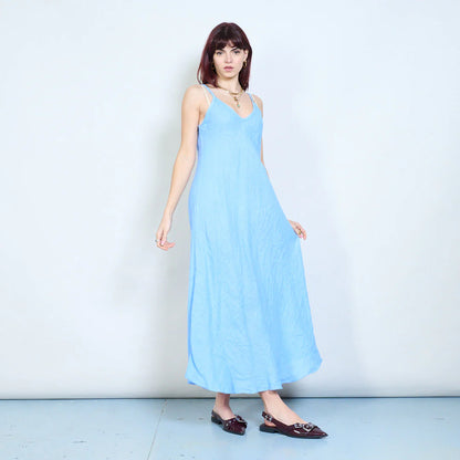 Abito lungo con spalline sottili e scollo a V