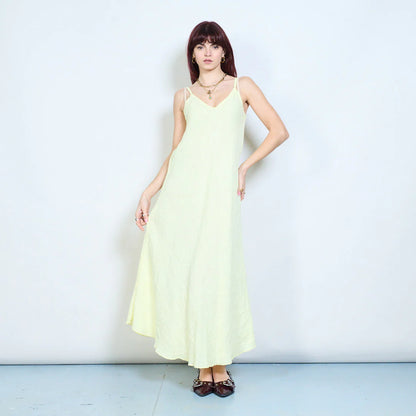 Abito lungo con spalline sottili e scollo a V