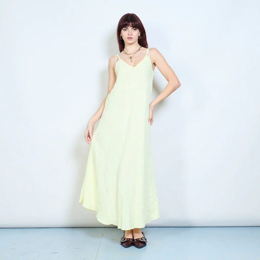 Abito lungo con spalline sottili e scollo a V