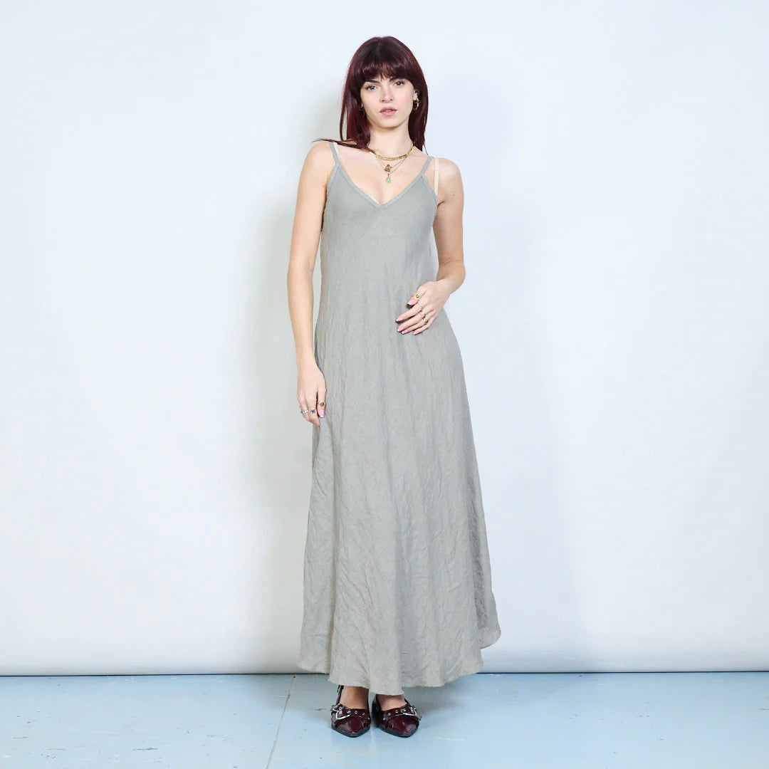 Abito lungo con spalline sottili e scollo a V