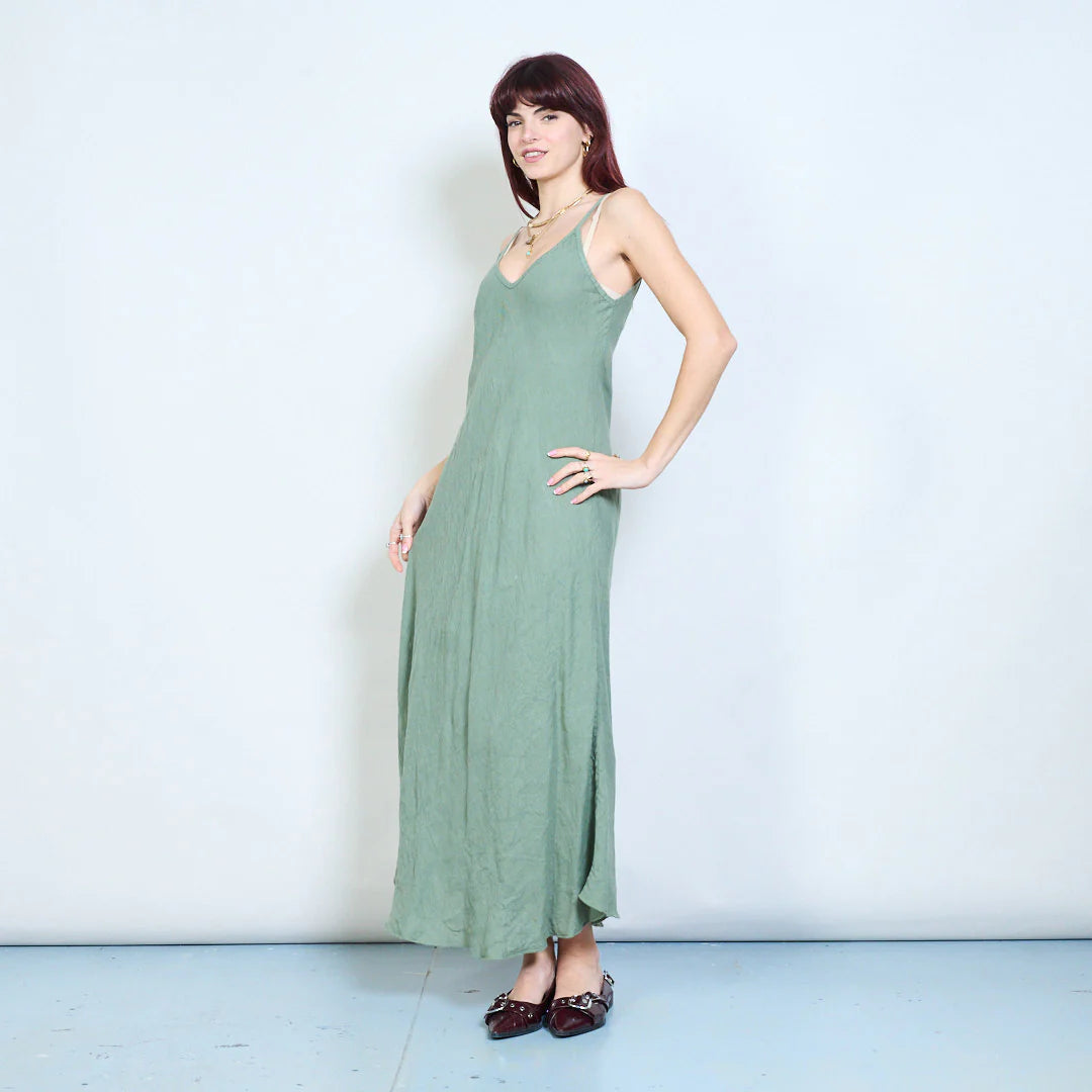 Abito lungo con spalline sottili e scollo a V