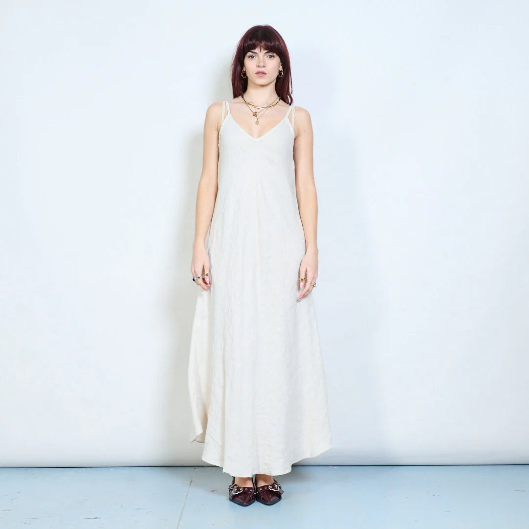 Abito lungo con spalline sottili e scollo a V