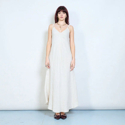 Abito lungo con spalline sottili e scollo a V