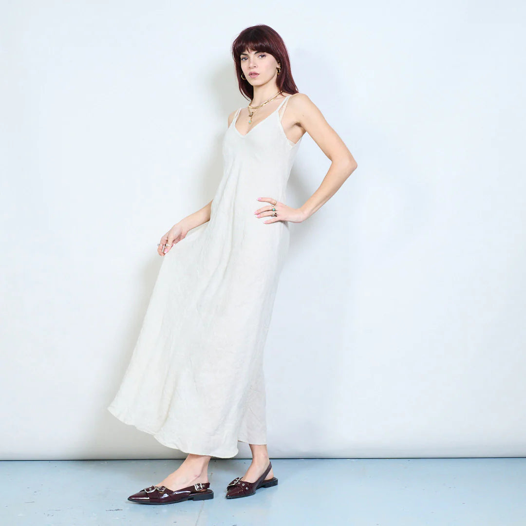 Abito lungo con spalline sottili e scollo a V