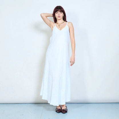 Abito lungo con spalline sottili e scollo a V