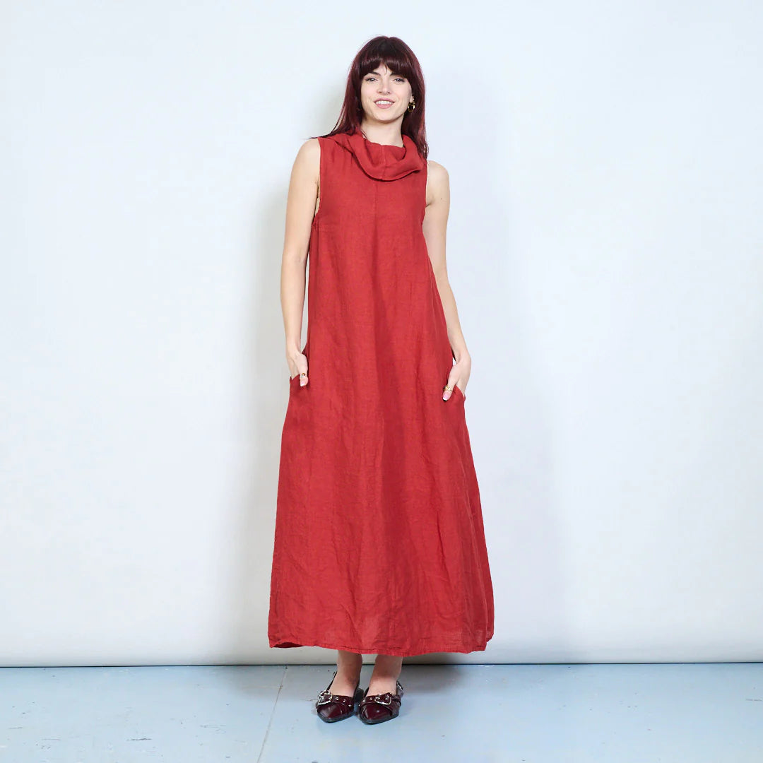 Abito lungo smanicato in lino con collo morbido e tasche