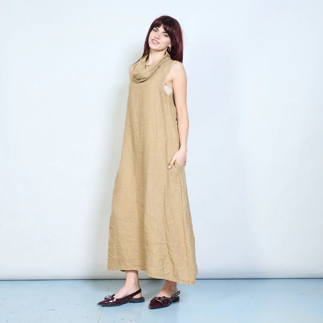 Abito lungo smanicato in lino con collo morbido e tasche