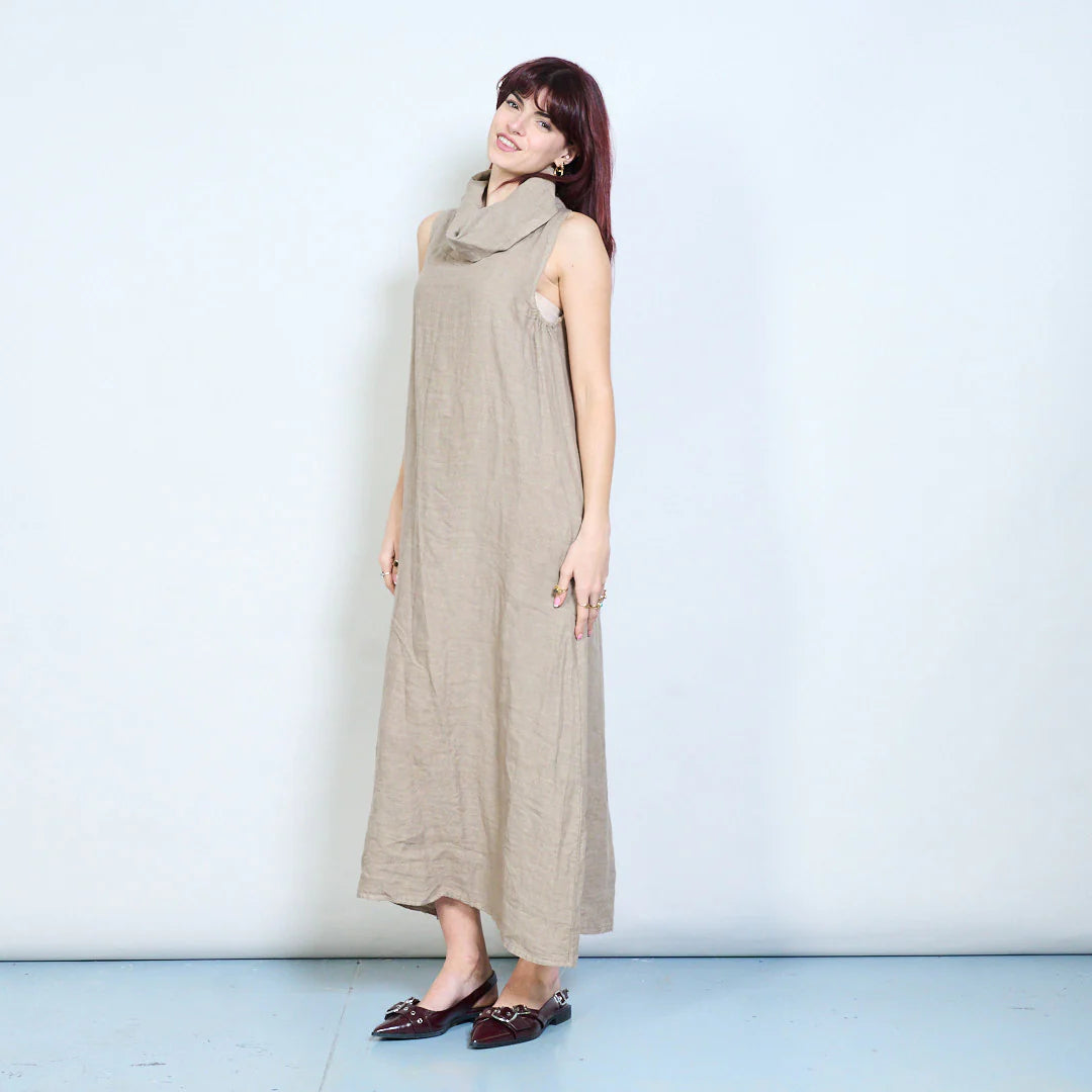 Abito lungo smanicato in lino con collo morbido e tasche