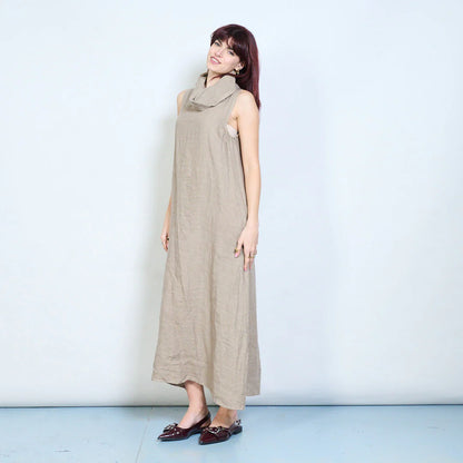 Abito lungo smanicato in lino con collo morbido e tasche