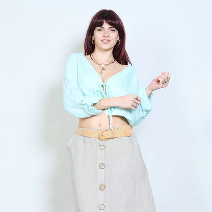 Blusa corta con scollo a V e chiusura con laccetti