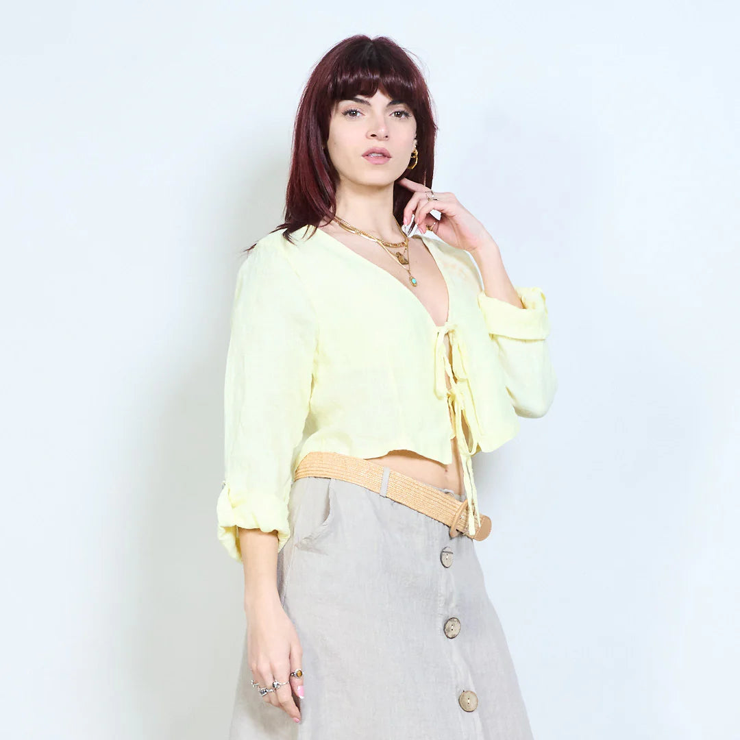 Blusa corta con scollo a V e chiusura con laccetti
