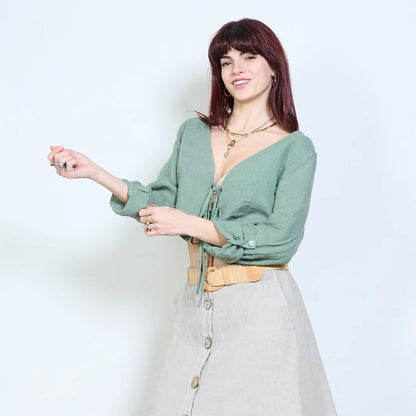 Blusa corta con scollo a V e chiusura con laccetti