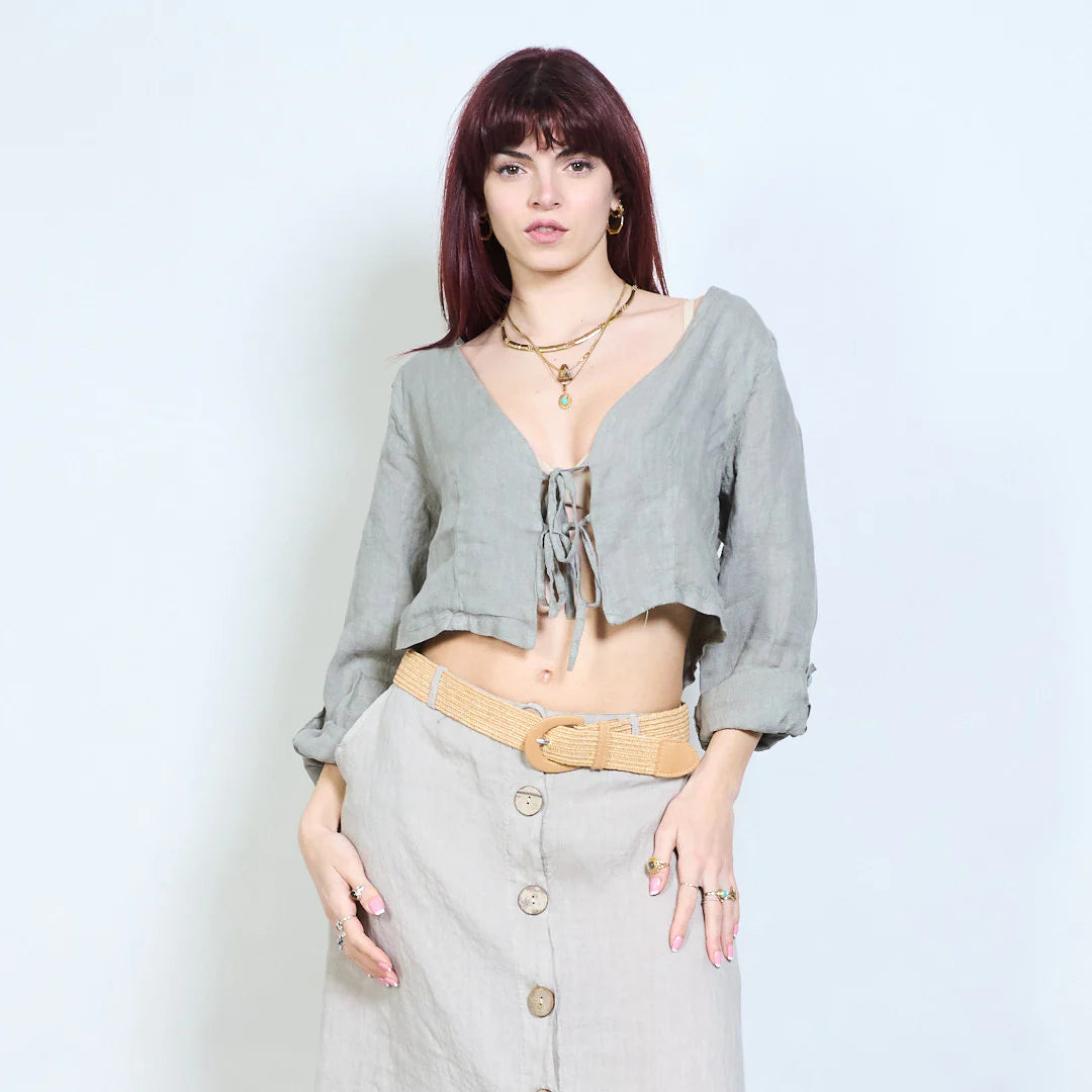 Blusa corta con scollo a V e chiusura con laccetti