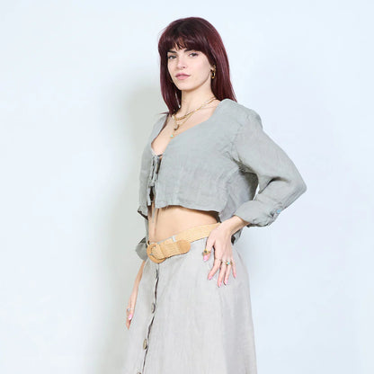 Blusa corta con scollo a V e chiusura con laccetti