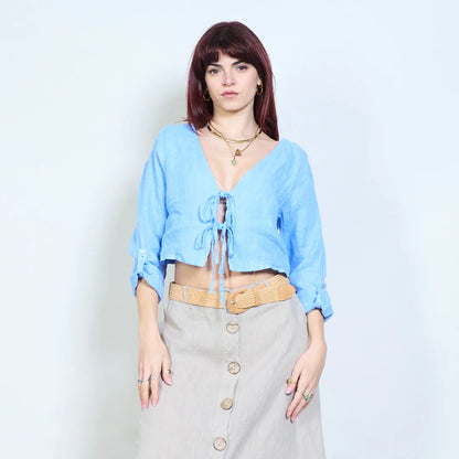 Blusa corta con scollo a V e chiusura con laccetti