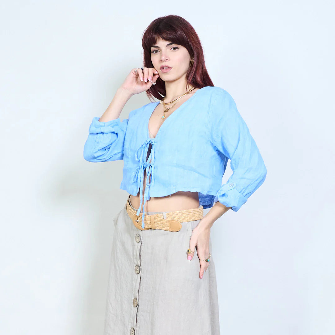 Blusa corta con scollo a V e chiusura con laccetti