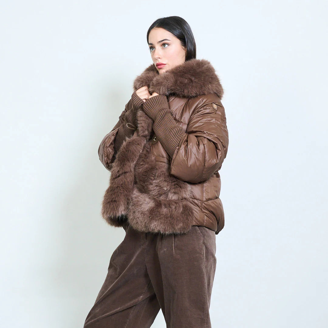 Piumino corto donna con inserti in pelliccia sintetica – Sunnyday