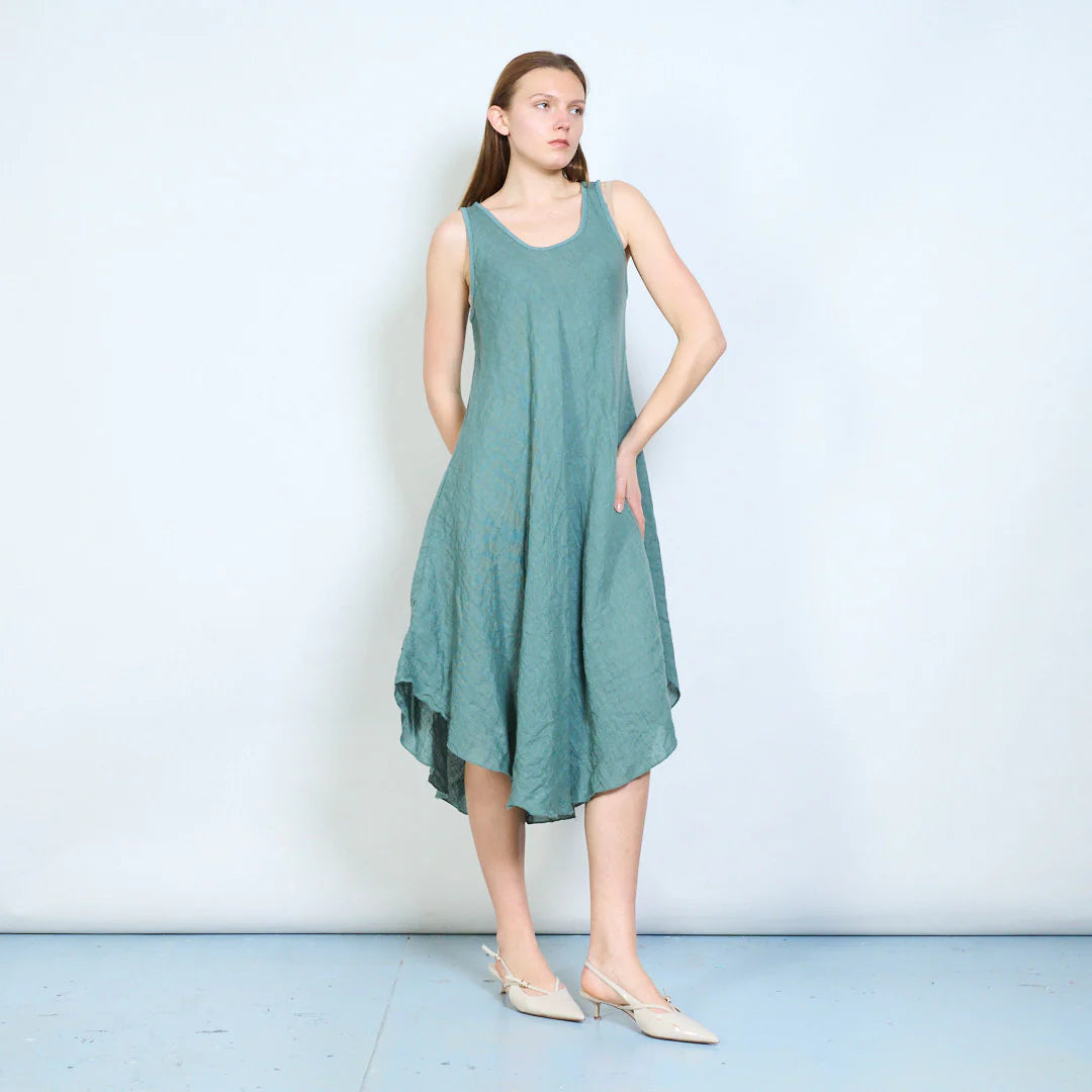 Abito midi donna senza maniche con orlo asimmetrico