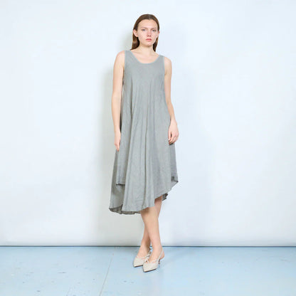 Abito midi donna senza maniche con orlo asimmetrico