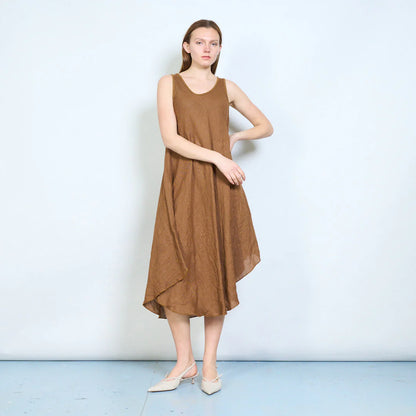 Abito midi donna senza maniche con orlo asimmetrico