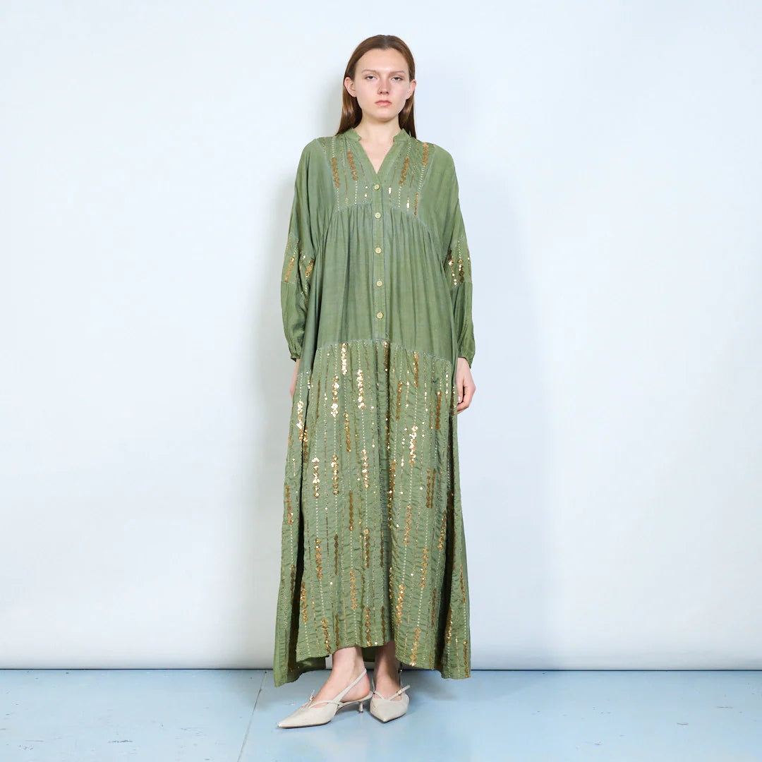 Abito lungo con bottoni frontali e ricami decorativi