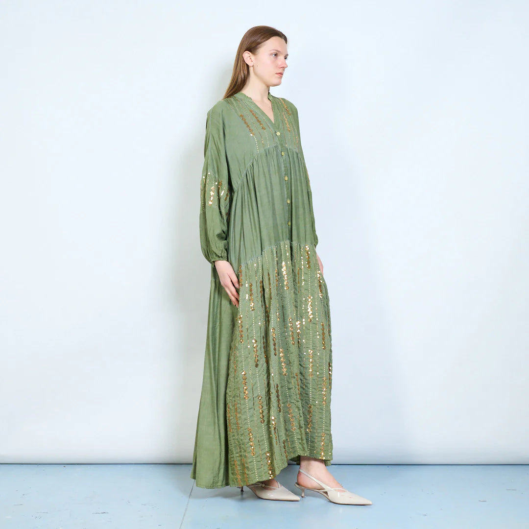 Abito lungo con bottoni frontali e ricami decorativi