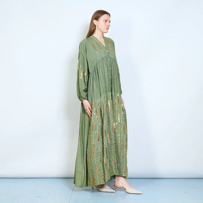 Abito lungo con bottoni frontali e ricami decorativi