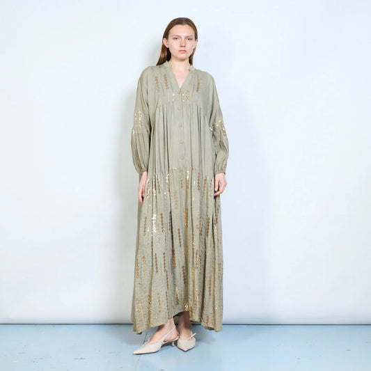 Abito lungo con bottoni frontali e ricami decorativi