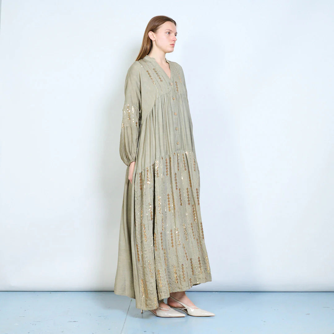 Abito lungo con bottoni frontali e ricami decorativi