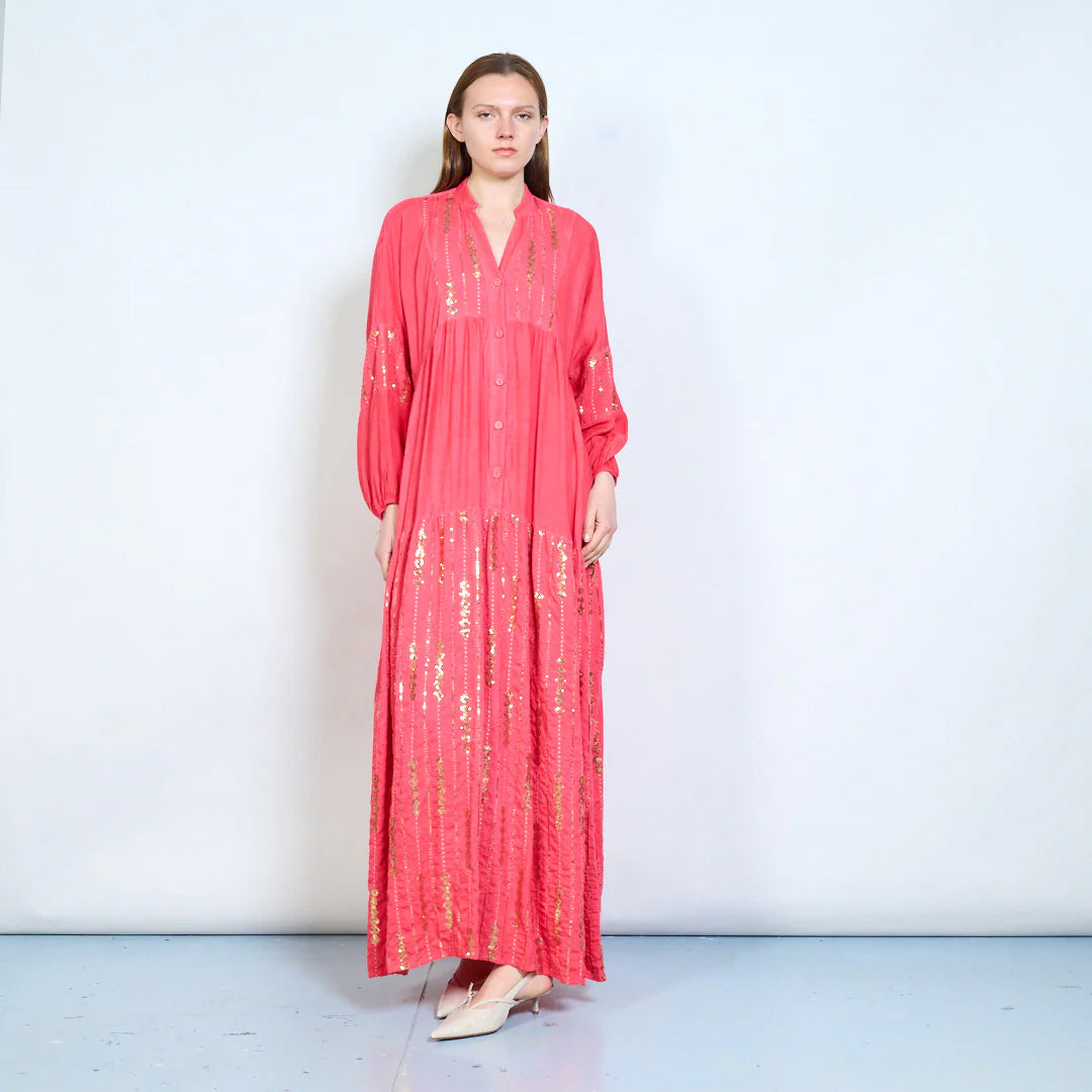 Abito lungo con bottoni frontali e ricami decorativi