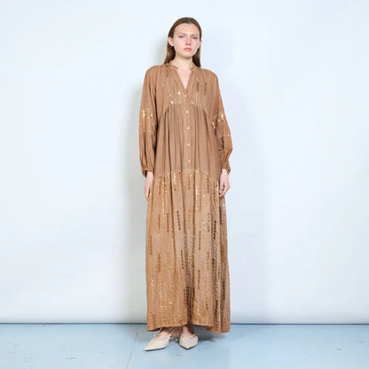 Abito lungo con bottoni frontali e ricami decorativi