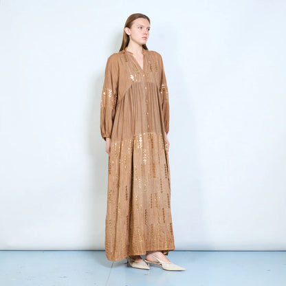 Abito lungo con bottoni frontali e ricami decorativi