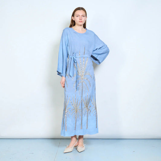 Abito lungo con maniche ampie, cintura e ricami decorativi