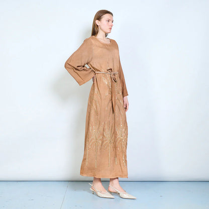 Abito lungo con maniche ampie, cintura e ricami decorativi