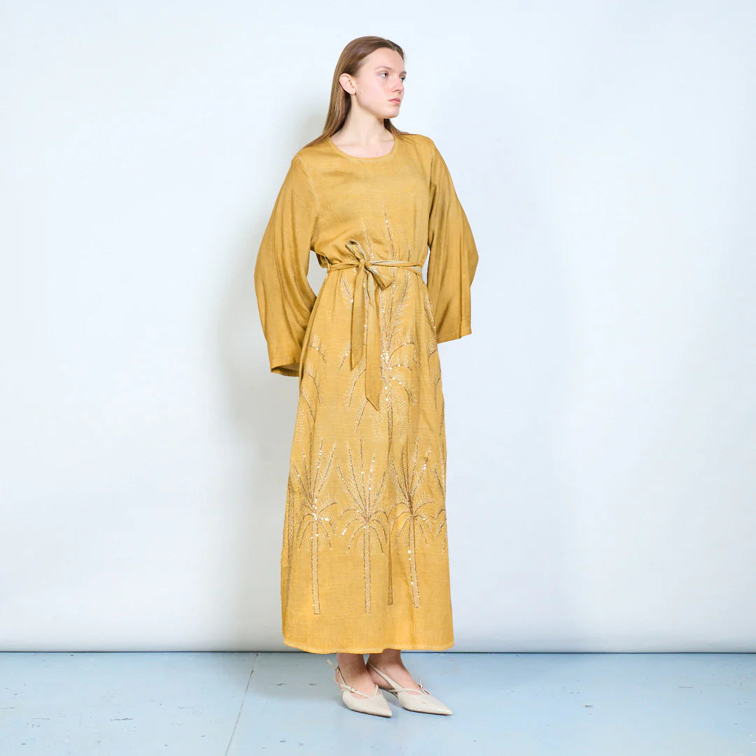 Abito lungo con maniche ampie, cintura e ricami decorativi