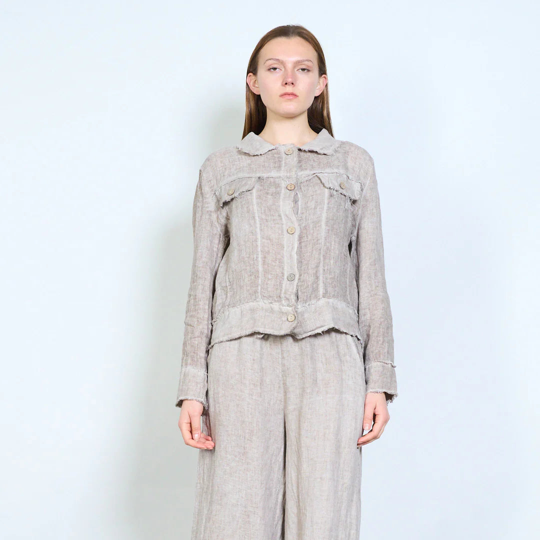 Giacca corta in tessuto naturale con colletto e tasche applicate